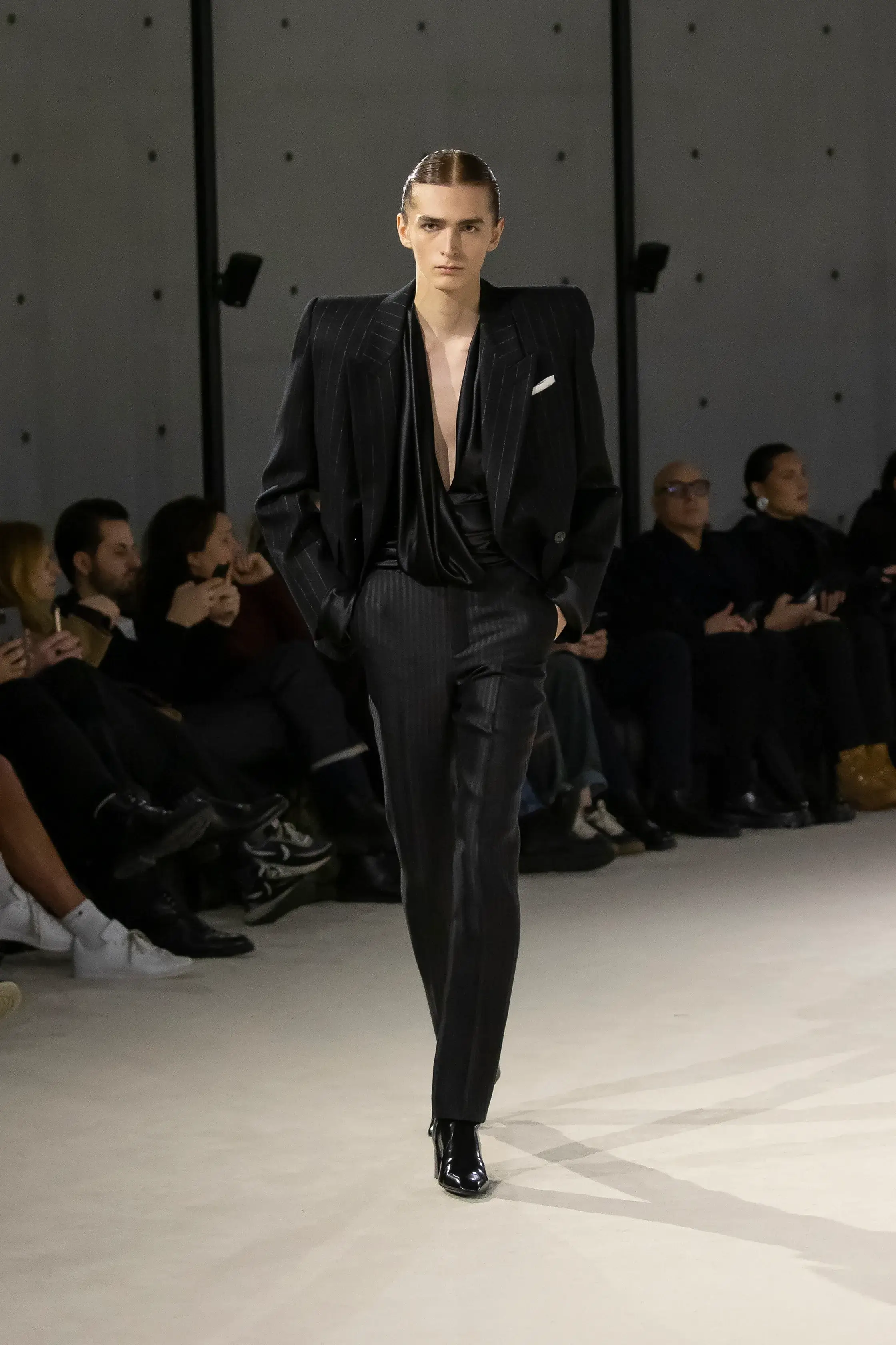 Показ мужской моды от Saint Laurent 2023 года