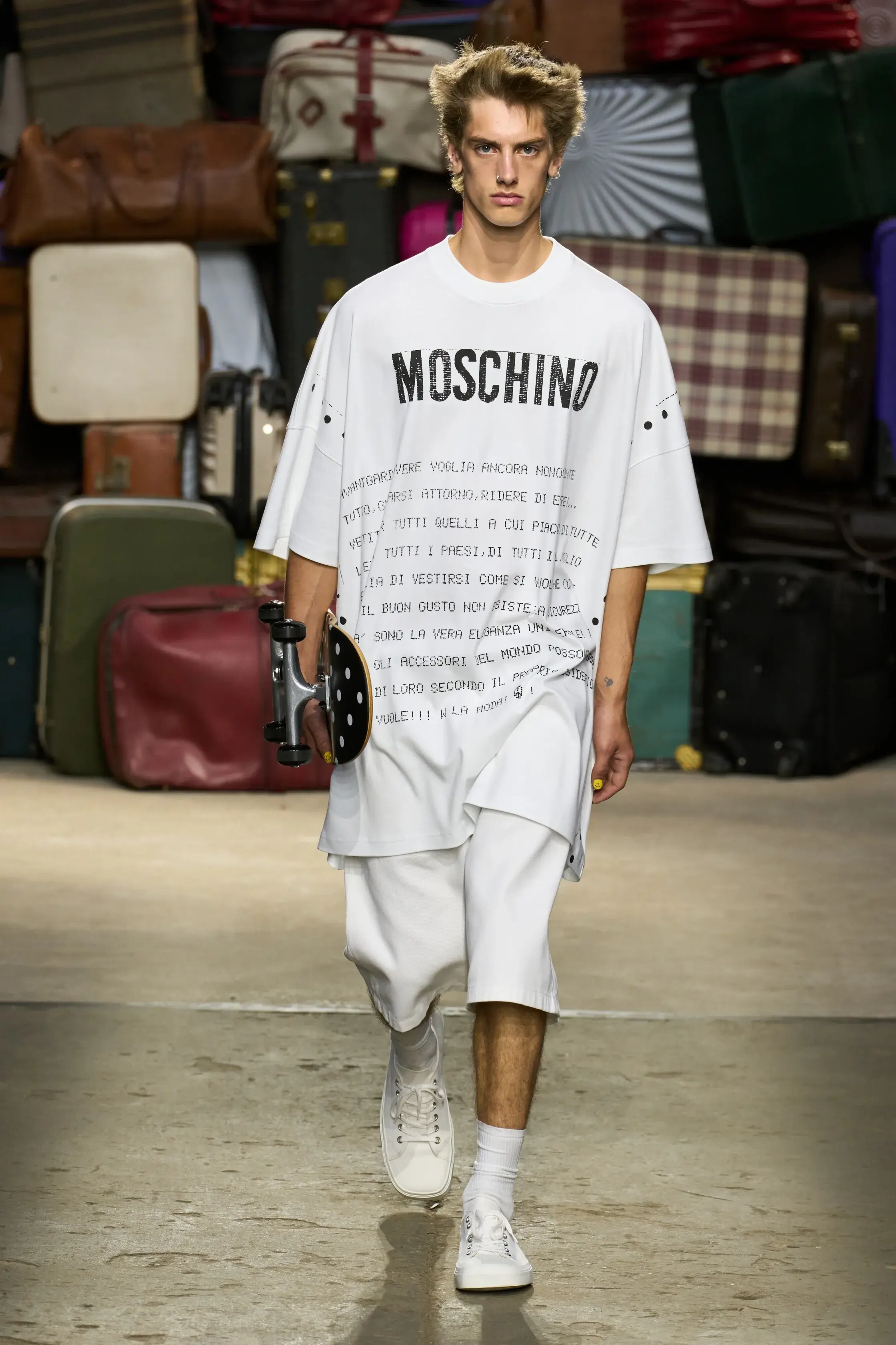 Moschino весна 2025, Адриан Аппиолаза в первом мужском показе