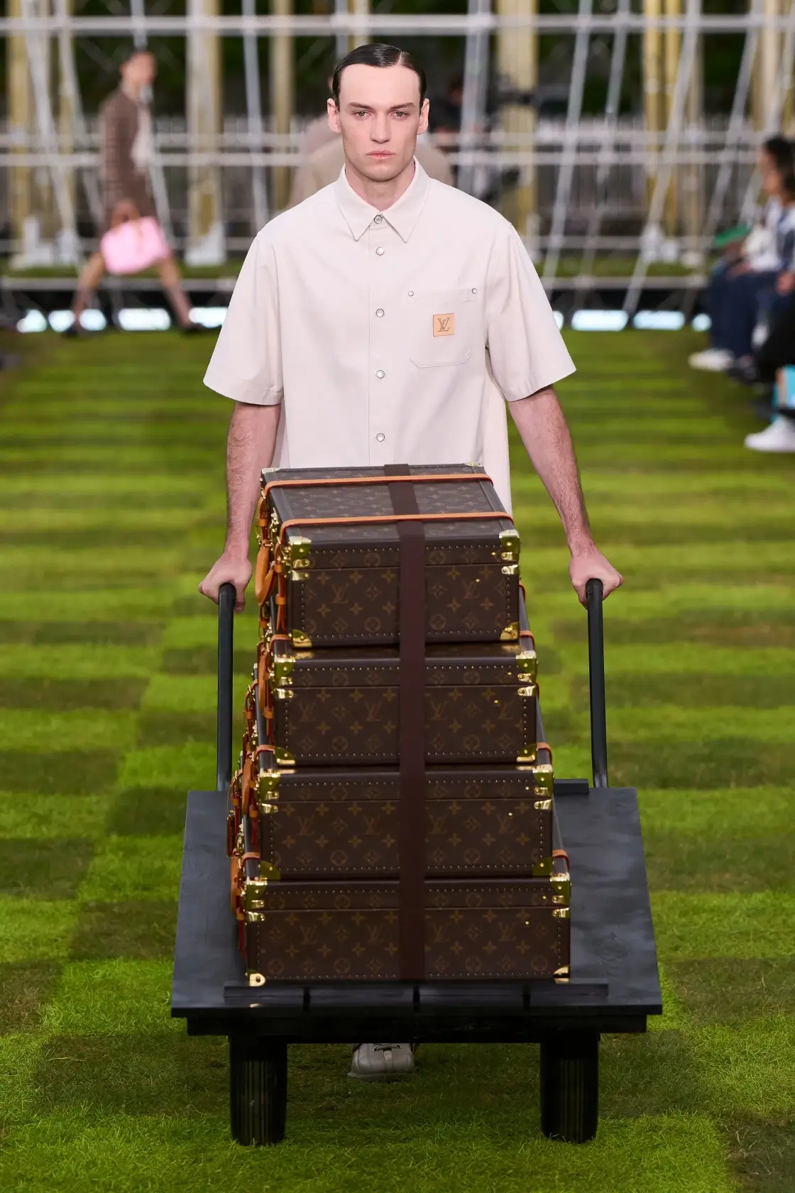 Фото с показа Louis Vuitton Мужская коллекция Весна 2025