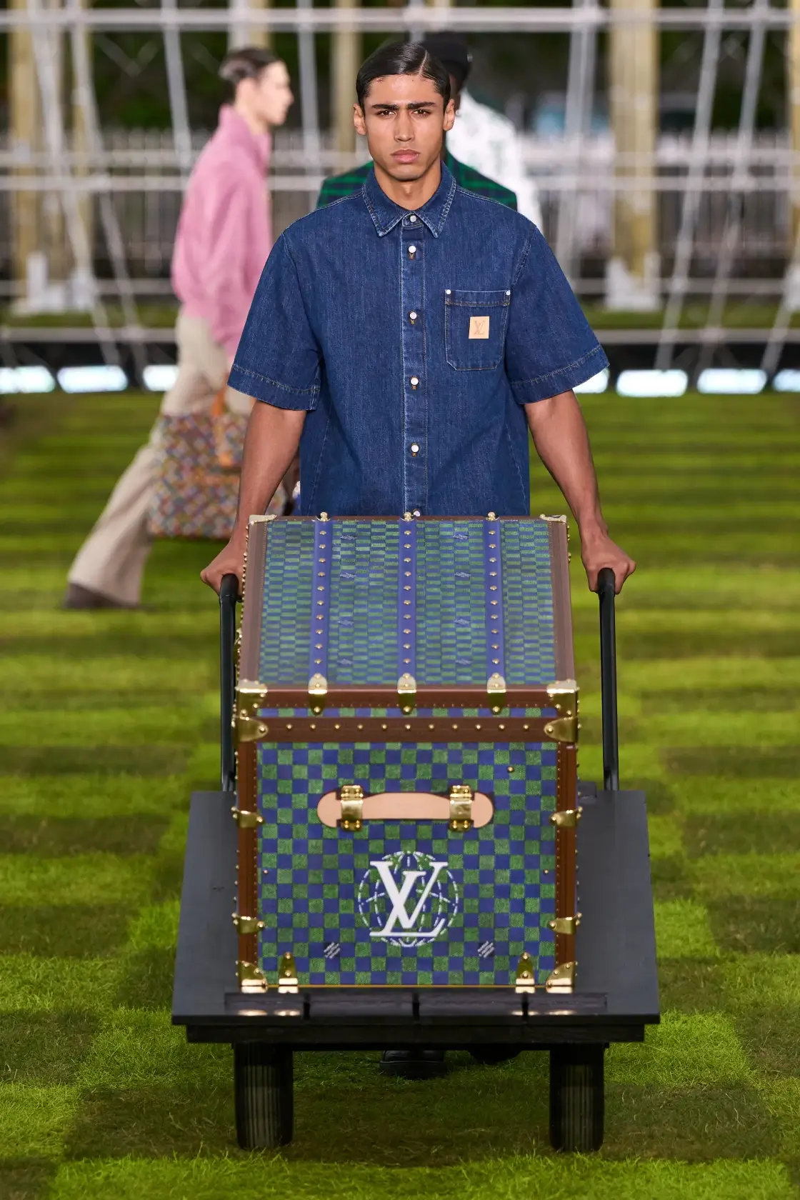 Фото с показа Louis Vuitton Мужская коллекция Весна 2025