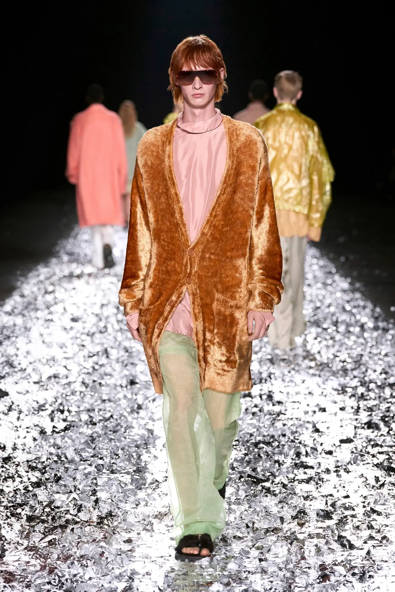 Показ Dries Van Noten Весна-2025